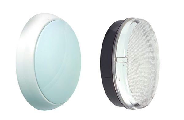 Bulkhead lighti fittings with opalescent and prismatic diffusers